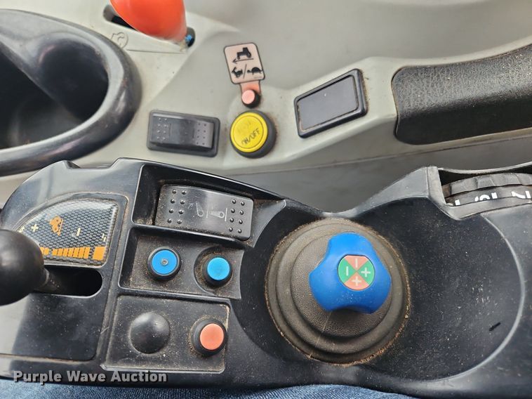 image for item OK9812 2005 Massey Ferguson  8480 MFWD tractor