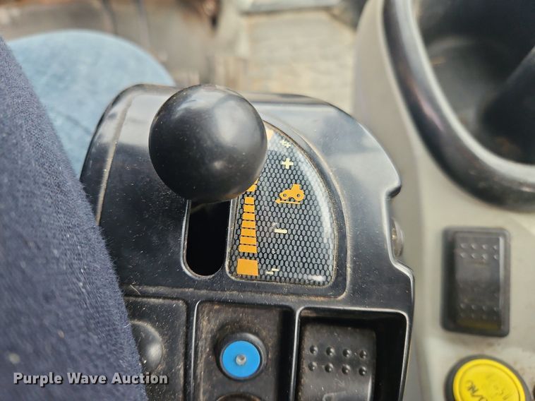 image for item OK9812 2005 Massey Ferguson  8480 MFWD tractor