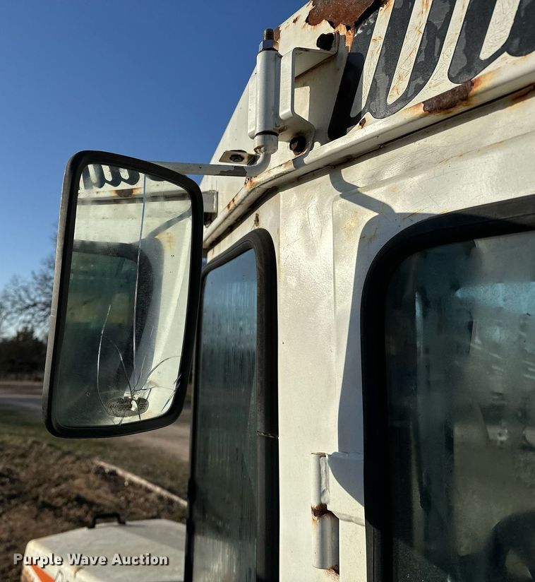 image for item OM9895 Willmar  765 sprayer