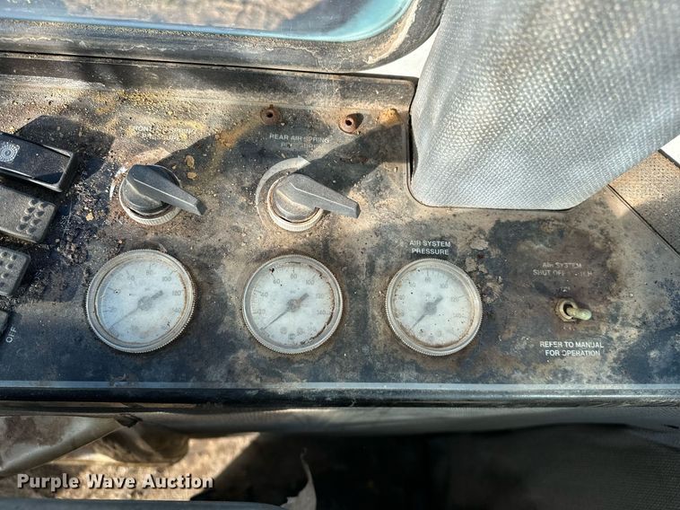 image for item OM9895 Willmar  765 sprayer