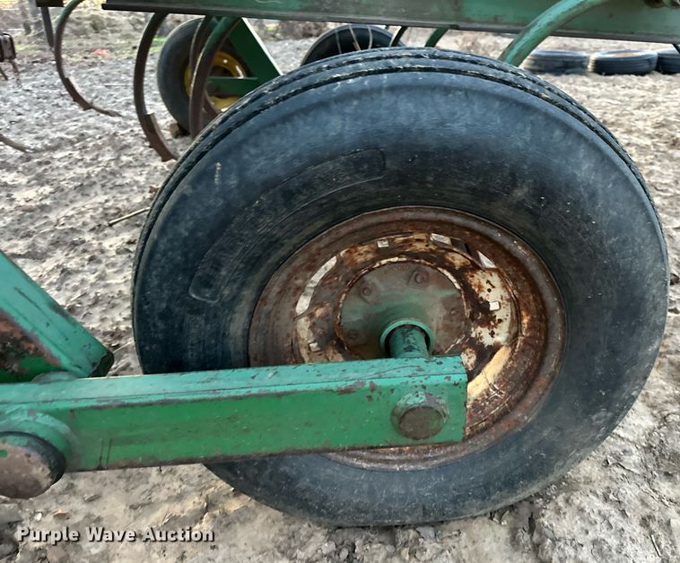 image for item OM9904 John Deere  1610 chisel