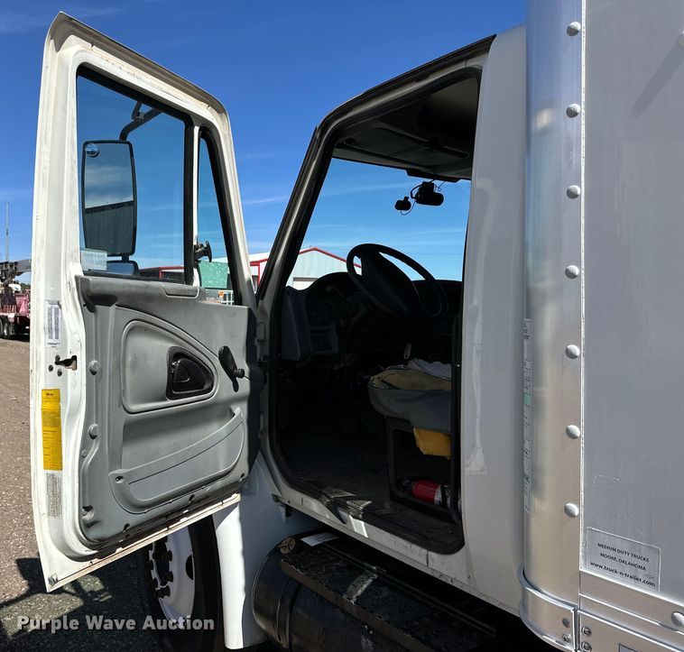 image for item DG4283 2005 International 4300 box truck