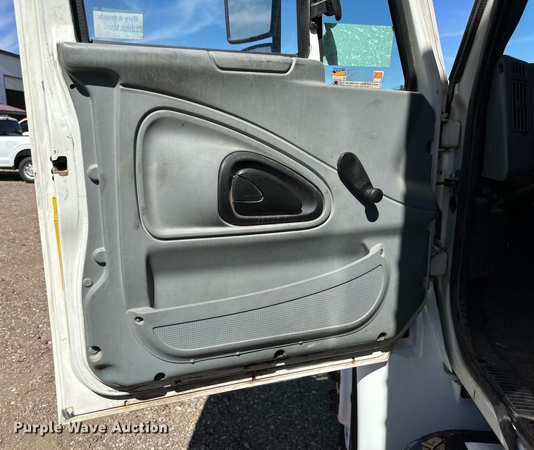 image for item DG4283 2005 International 4300 box truck