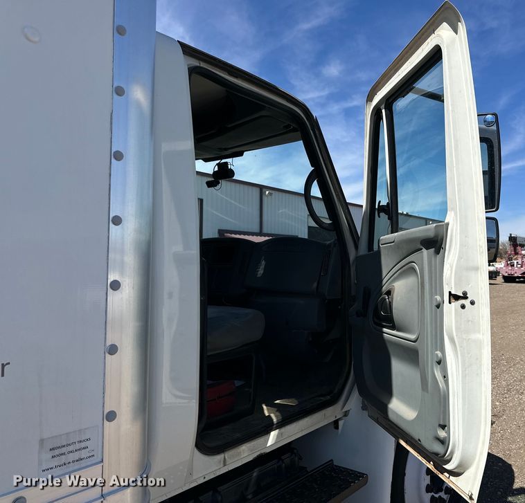 image for item DG4283 2005 International 4300 box truck