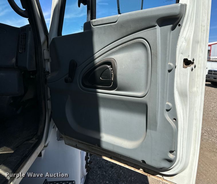 image for item DG4283 2005 International 4300 box truck