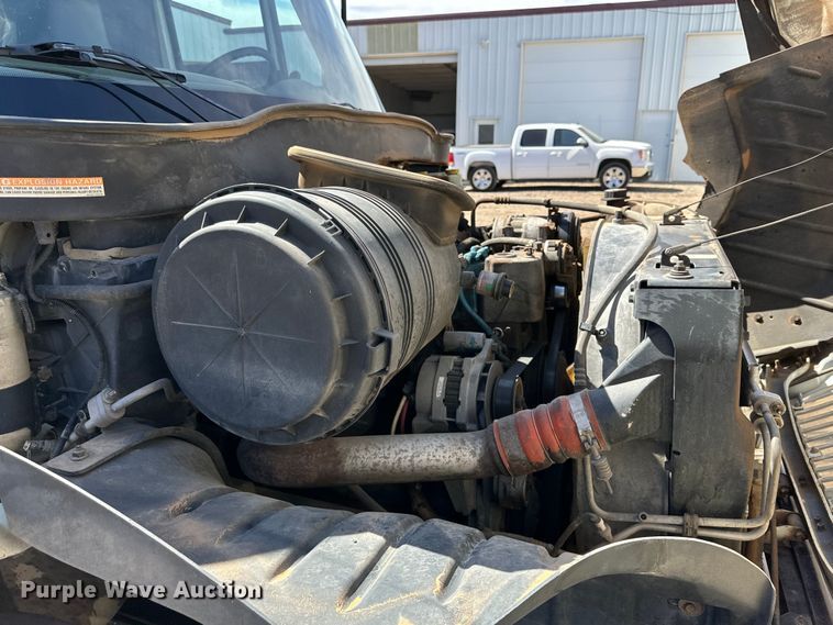 image for item DG4283 2005 International 4300 box truck