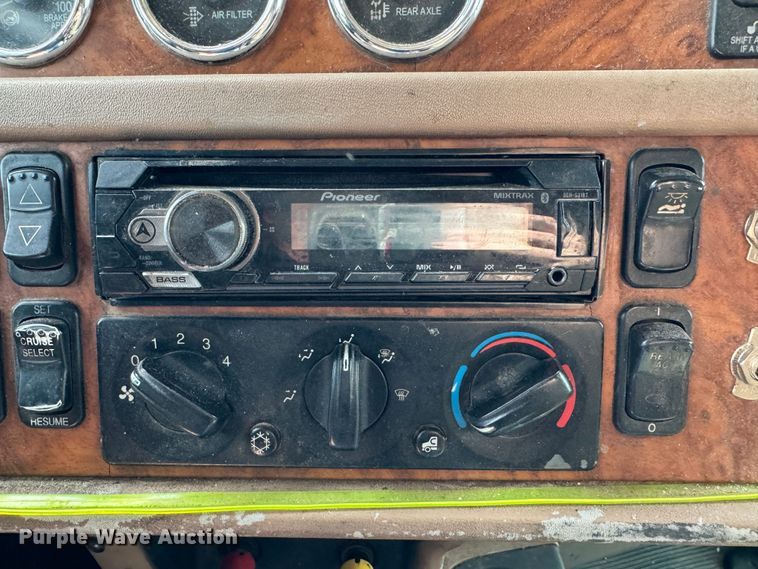 image for item DK6790 2006 Peterbilt 379 semi truck