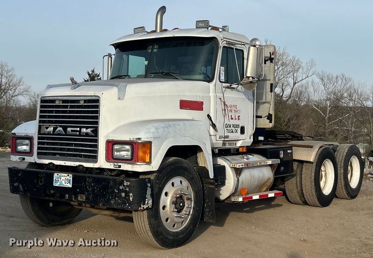 image for item DN0717 1998 Mack CH613 semi truck