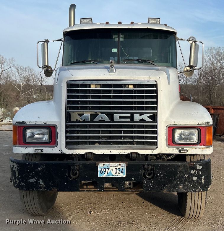 image for item DN0717 1998 Mack CH613 semi truck