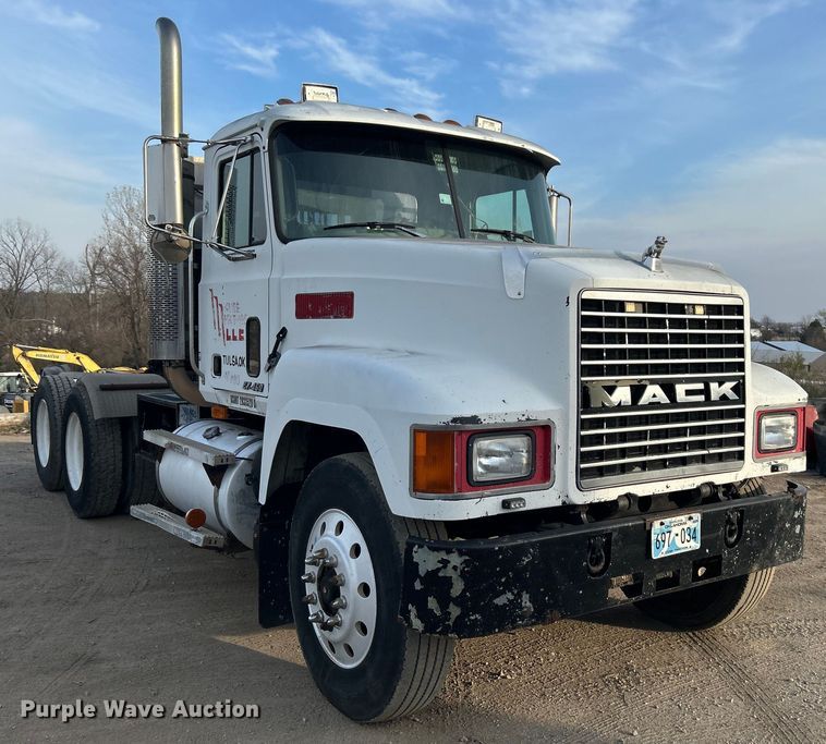 image for item DN0717 1998 Mack CH613 semi truck
