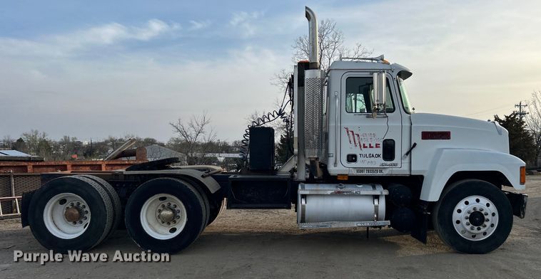 image for item DN0717 1998 Mack CH613 semi truck