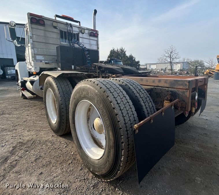 image for item DN0717 1998 Mack CH613 semi truck