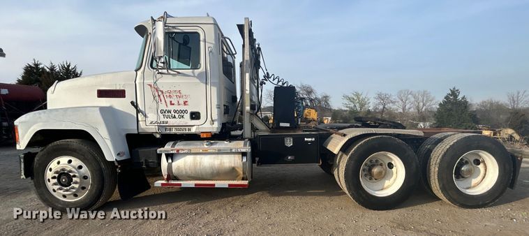 image for item DN0717 1998 Mack CH613 semi truck