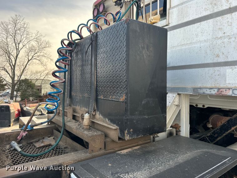 image for item DN0717 1998 Mack CH613 semi truck