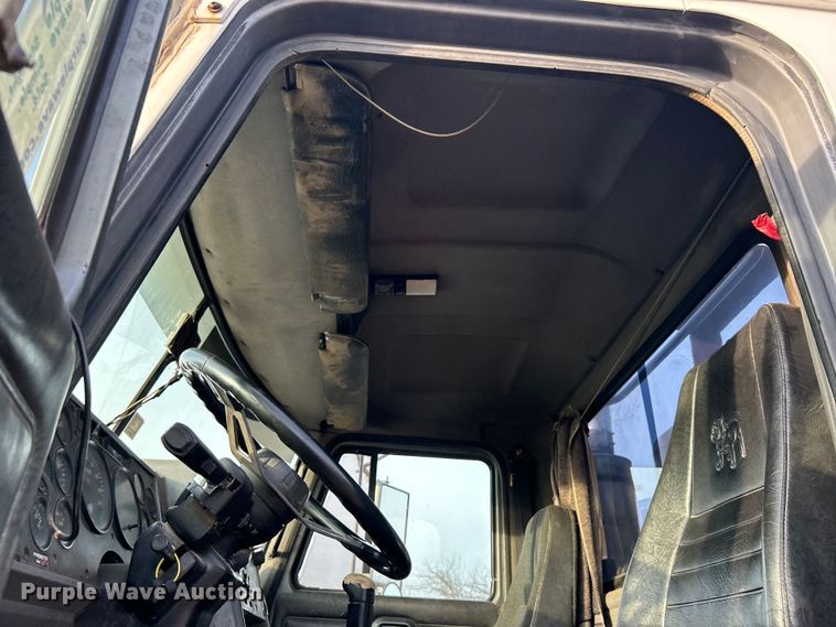 image for item DN0717 1998 Mack CH613 semi truck