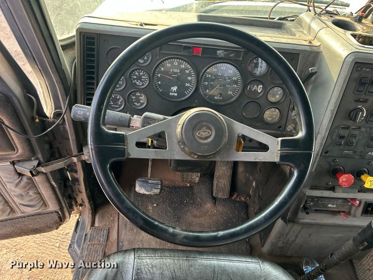 image for item DN0717 1998 Mack CH613 semi truck