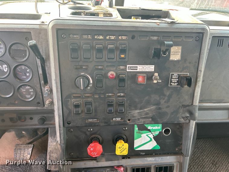 image for item DN0717 1998 Mack CH613 semi truck