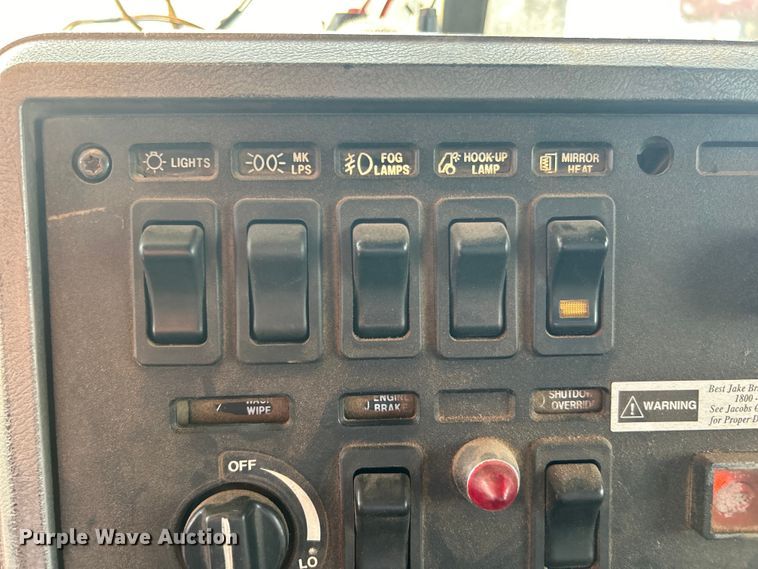 image for item DN0717 1998 Mack CH613 semi truck