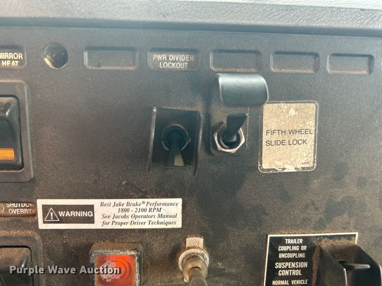 image for item DN0717 1998 Mack CH613 semi truck