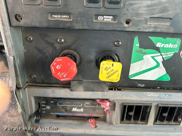 image for item DN0717 1998 Mack CH613 semi truck