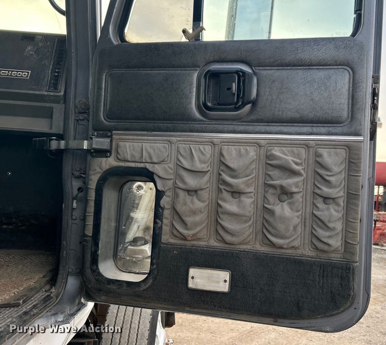 image for item DN0717 1998 Mack CH613 semi truck