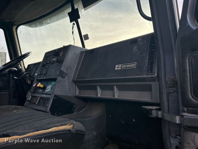 image for item DN0717 1998 Mack CH613 semi truck