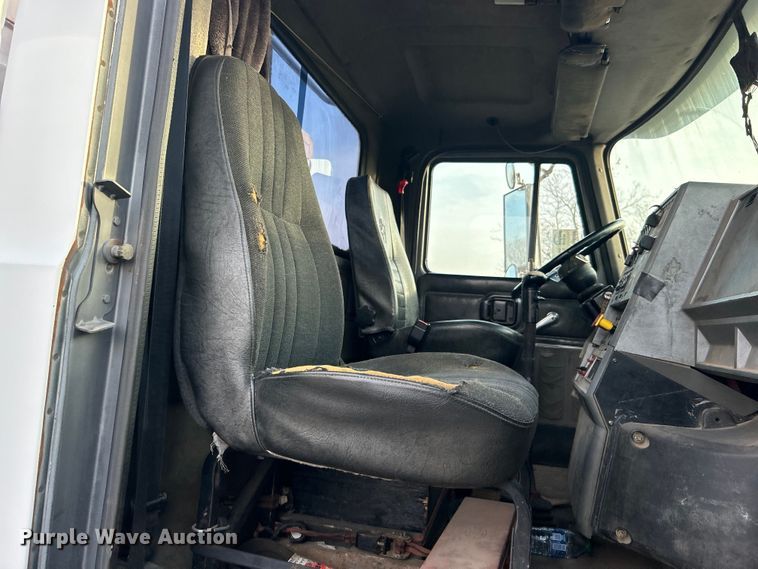 image for item DN0717 1998 Mack CH613 semi truck