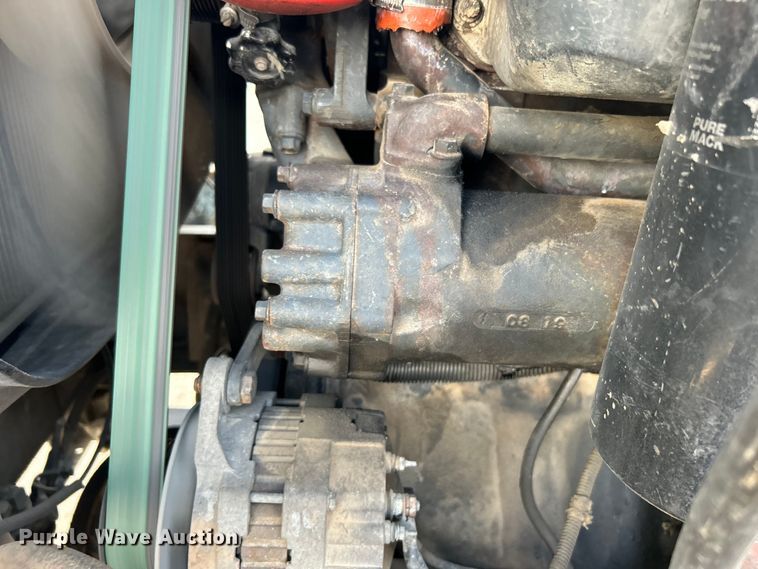 image for item DN0717 1998 Mack CH613 semi truck