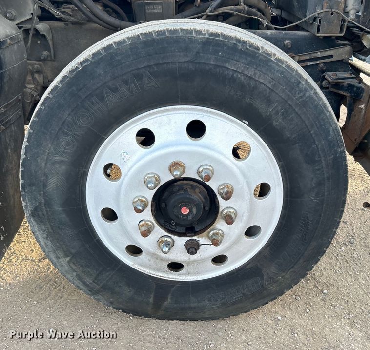 image for item DN0717 1998 Mack CH613 semi truck