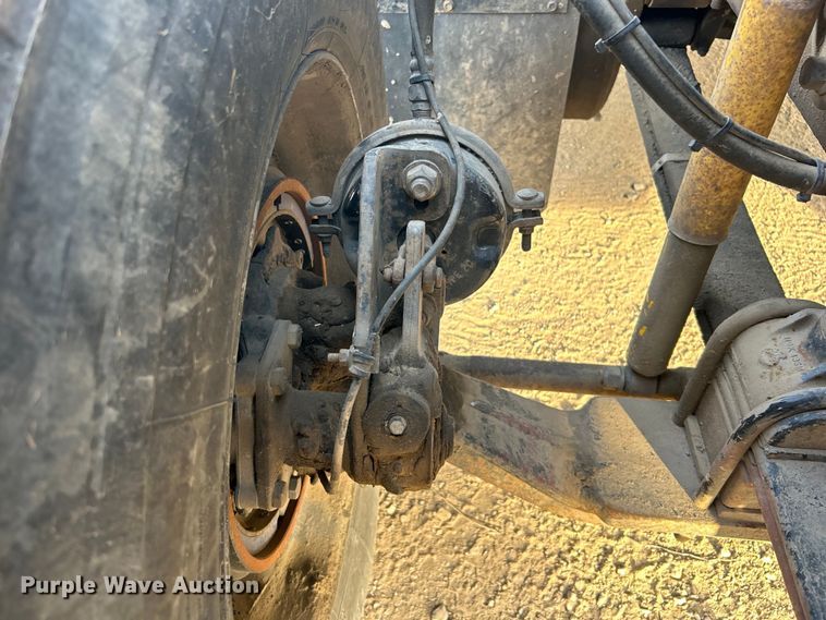 image for item DN0717 1998 Mack CH613 semi truck