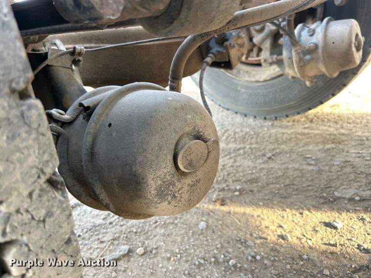 image for item DN0717 1998 Mack CH613 semi truck