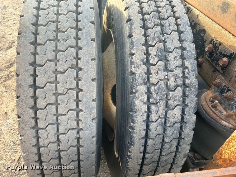 image for item DN0717 1998 Mack CH613 semi truck