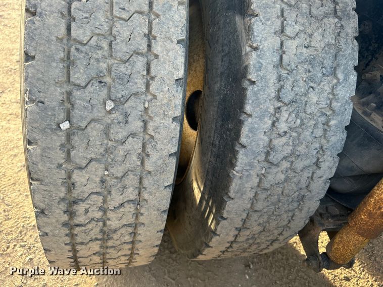 image for item DN0717 1998 Mack CH613 semi truck