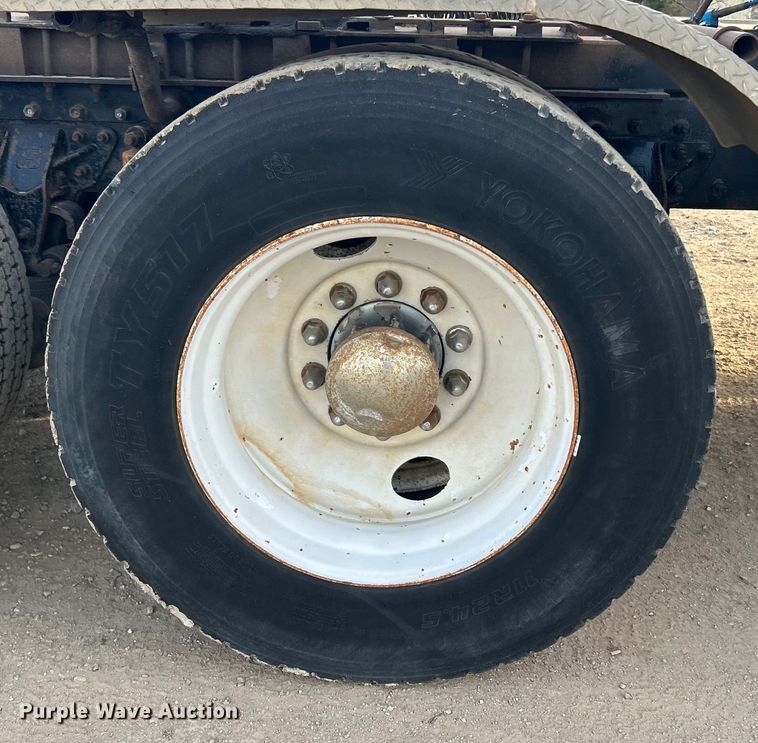 image for item DN0717 1998 Mack CH613 semi truck