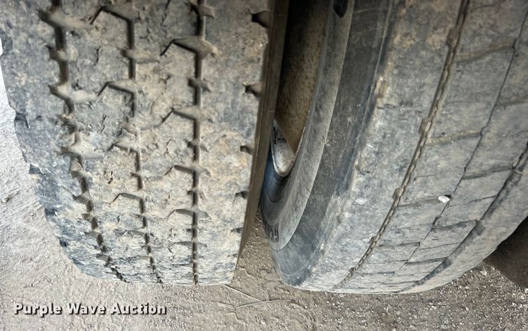 image for item DN0717 1998 Mack CH613 semi truck