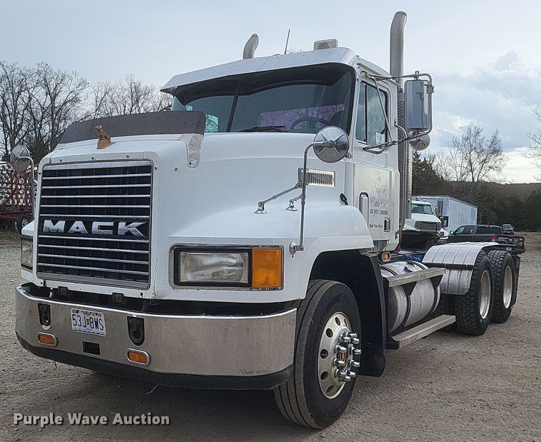 image for item DO4840 1999 Mack  CH600 semi truck