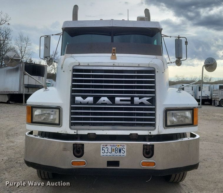 image for item DO4840 1999 Mack  CH600 semi truck