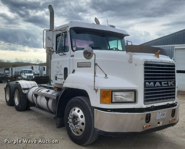 image for item DO4840 1999 Mack  CH600 semi truck