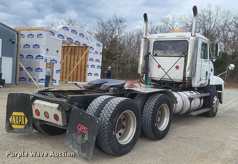 image for item DO4840 1999 Mack  CH600 semi truck