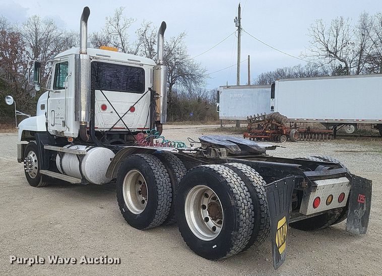 image for item DO4840 1999 Mack  CH600 semi truck