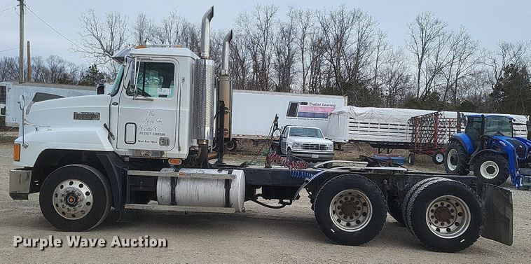 image for item DO4840 1999 Mack  CH600 semi truck