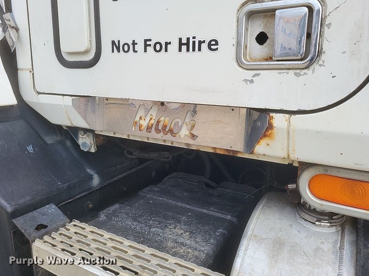 image for item DO4840 1999 Mack  CH600 semi truck