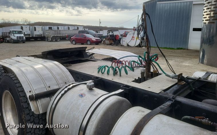 image for item DO4840 1999 Mack  CH600 semi truck