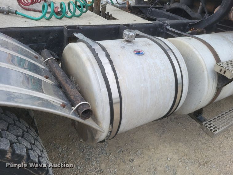 image for item DO4840 1999 Mack  CH600 semi truck