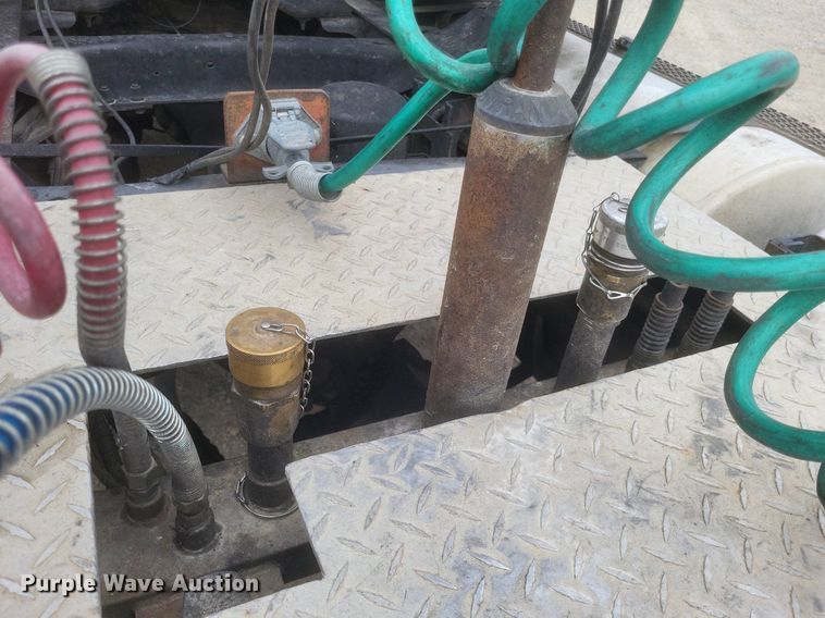 image for item DO4840 1999 Mack  CH600 semi truck