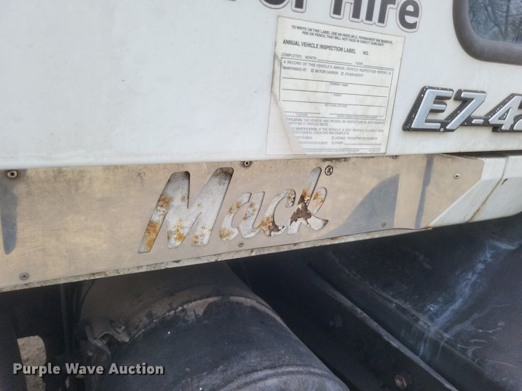 image for item DO4840 1999 Mack  CH600 semi truck