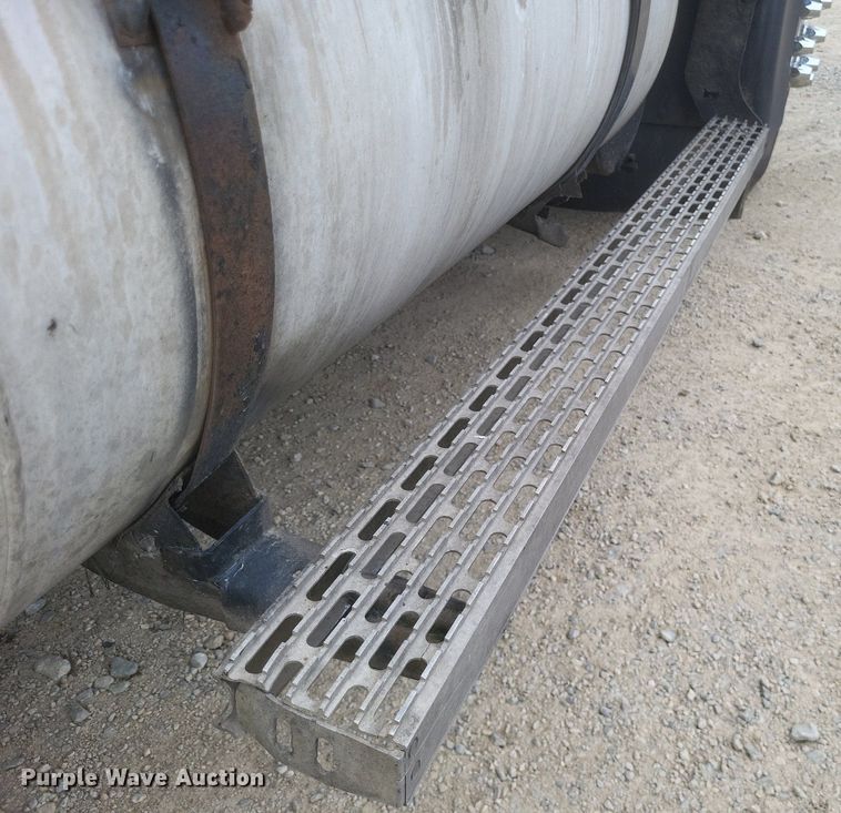 image for item DO4840 1999 Mack  CH600 semi truck