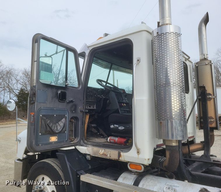 image for item DO4840 1999 Mack  CH600 semi truck