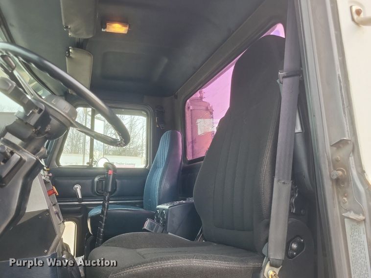 image for item DO4840 1999 Mack  CH600 semi truck