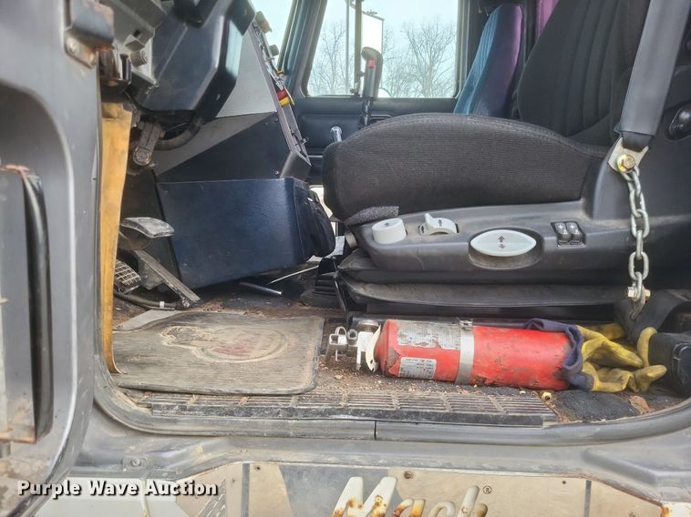 image for item DO4840 1999 Mack  CH600 semi truck